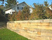 Stützmauer aus Gartenschwellen